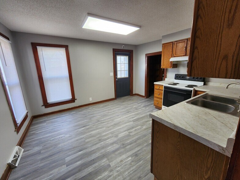 Building Photo - 1012 E 15th St