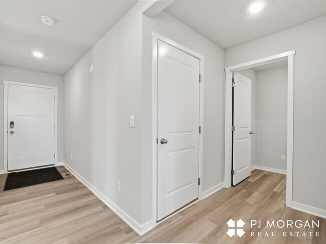 Building Photo - Spacious, Stylish, and Ready for You!
