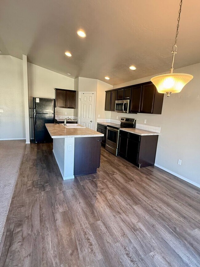 Building Photo - Great location, 3 bedroom two bath home fo...