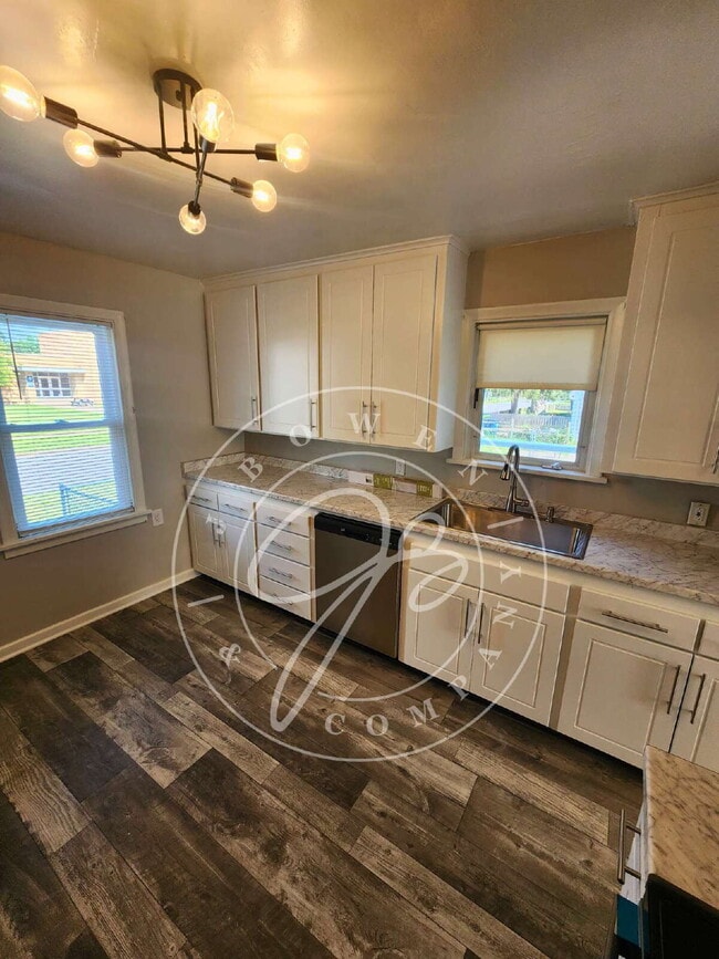 Building Photo - Move-In Ready! Spacious 4–5 Bedroom Home w...