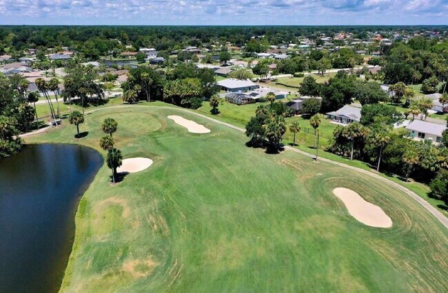Building Photo - 8 Fairways Cir