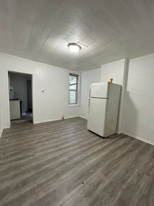 Building Photo - 2 Bedroom House Close to Transportation!