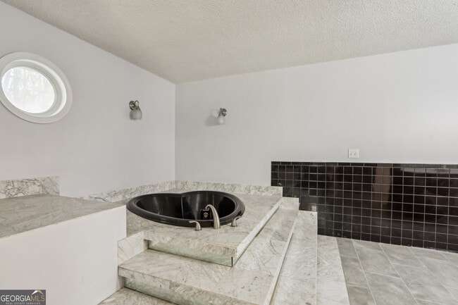 Building Photo - 325 White Oak Pl