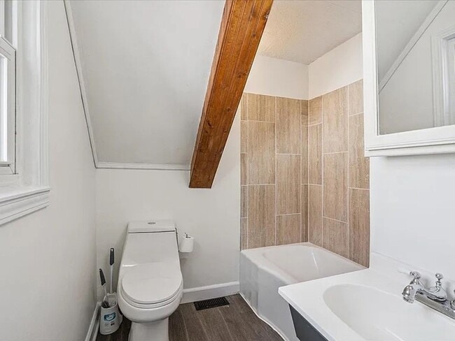 Building Photo - 4 Bedroom in College area!