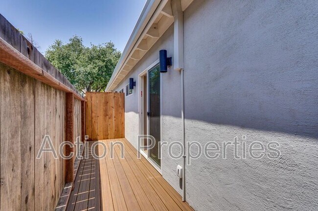Building Photo - 368 Camille Ct