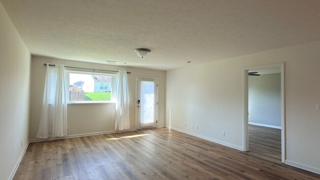Building Photo - Spacious 3 Bed 2 Bath w/office
