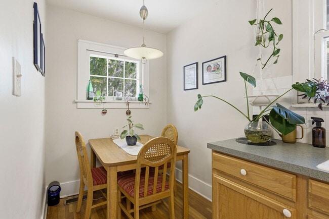 Building Photo - Charming 2 Bed 1 Bath House in Old Town!