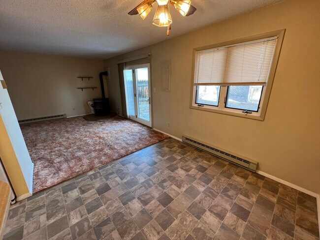 Building Photo - 3 Bedroom, 1.5 Bath Townhome W/ Attached S...