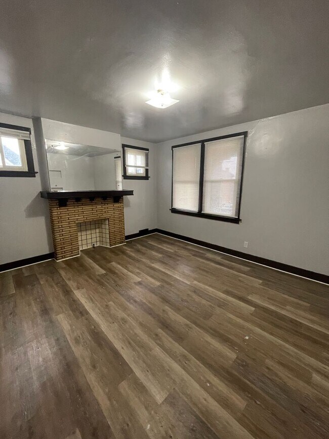 Building Photo - 1600 McClure St