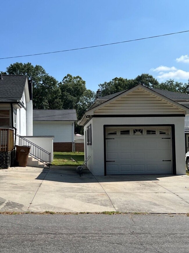 Building Photo - Home with 2 Bedrooms, 2 Baths with Bonus/C...