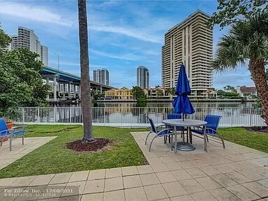 bbq/pool area - 19390 Collins Ave