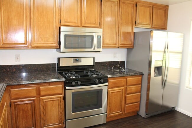 Kitchen - 415 Townsquare Ln