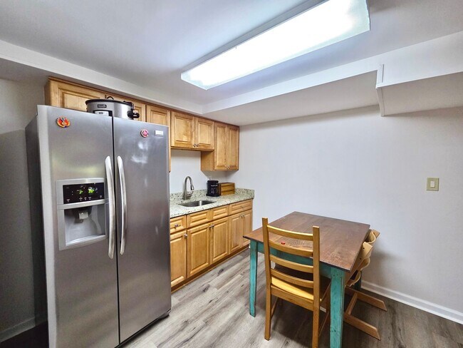 Building Photo - Lovely 4 BR/2 BA Single-Family Home in Sil...