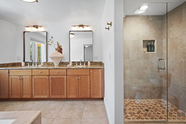 Building Photo - 43795 Acacia Dr