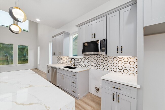 Building Photo - 6715 England St