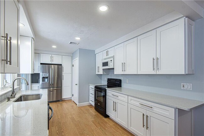 Building Photo - 25 Weeks St