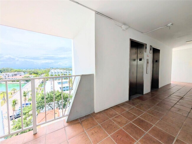 Building Photo - 7133 Bay Dr