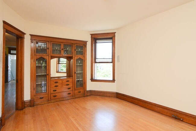 Building Photo - 2225 W Walton St