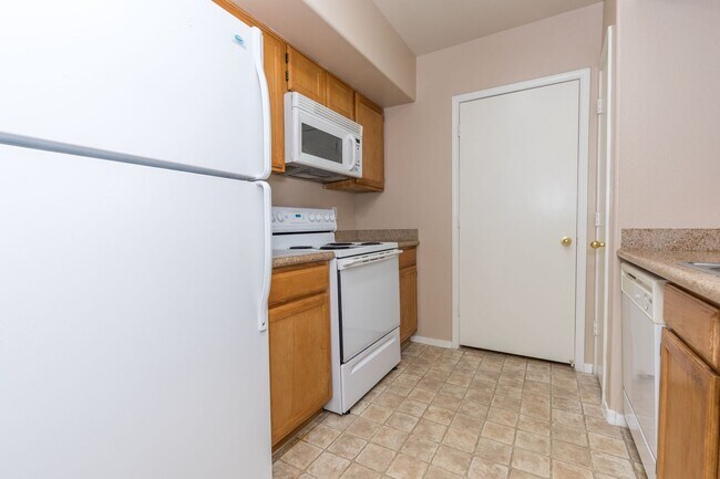 Building Photo - Lovely 2-Bedroom Condo in the Tuscano Comm...