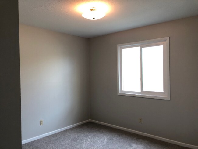 Building Photo - 1730 NW Pine Rd