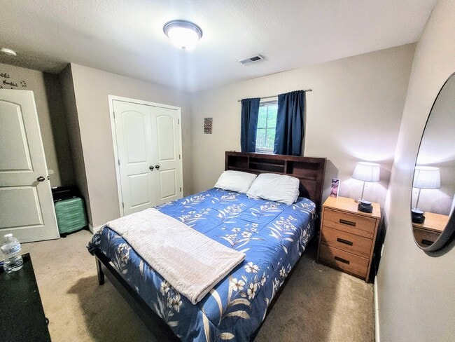 Building Photo - 1 story home with a fence