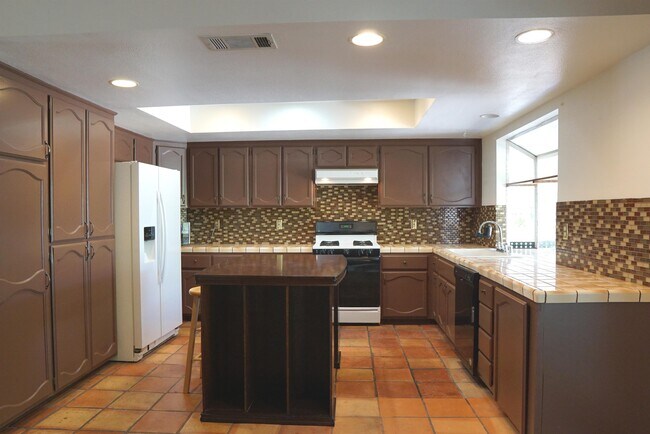 Building Photo - 68120 Tachevah Dr