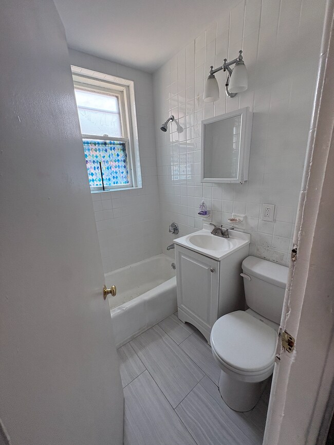 Building Photo - Beautiful 3 bed with in unit laundry and balcony GREAT DEAL for 9/1/26