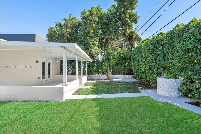 Building Photo - 2350 SW 26th St