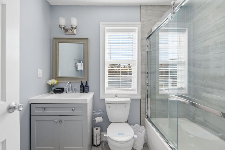 Building Photo - 1304 Van Buren St NW