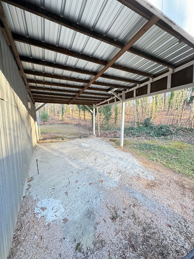 Building Photo - Fully Renovated 3bd/2ba House on Private L...