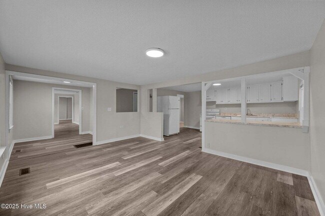 Building Photo - "Charming 4-Bedroom Home with 2 Full Baths on Murrill Hill Road – Your Perfect Jacksonville Retre...