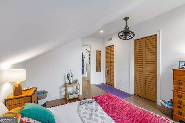 Building Photo - Renovated 2BR/1BA Attic Apartment with In-Unit Washer & Dryer – Prime Atlanta Location