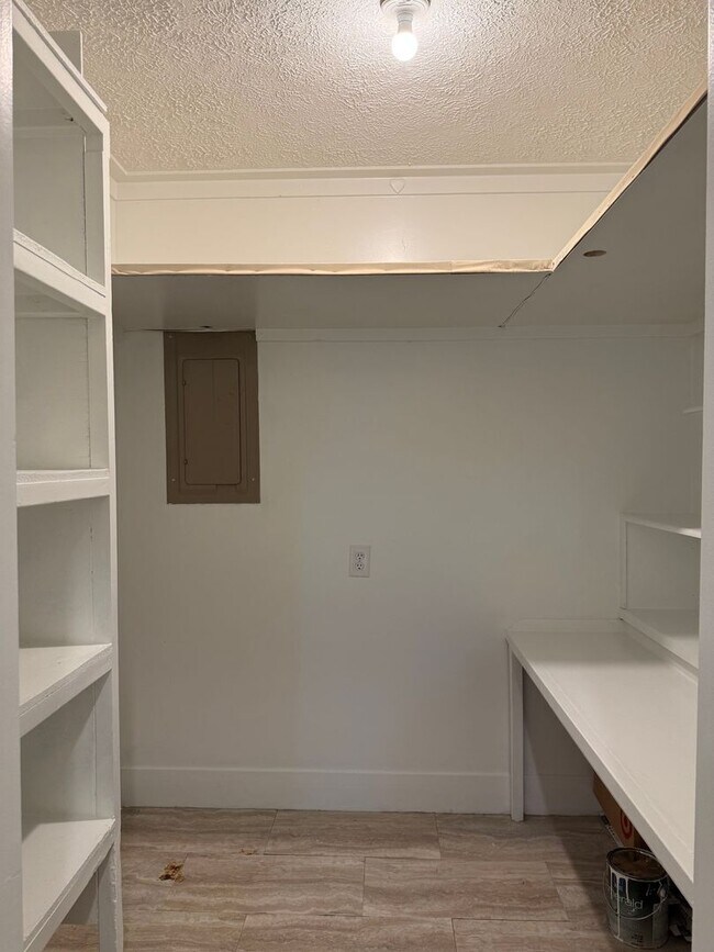 Building Photo - 3-bedroom, 2-bath brick ranch in Black Mountain