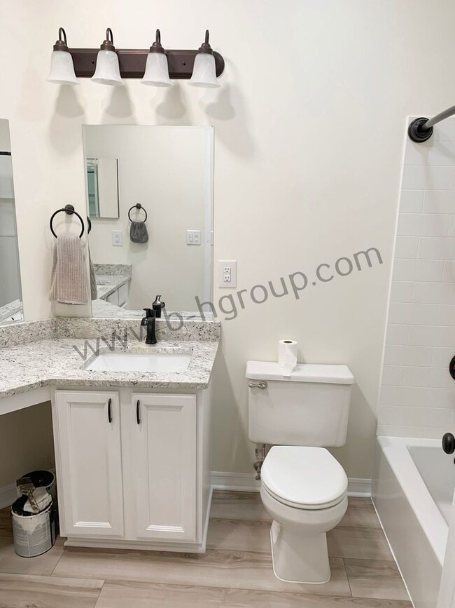 Building Photo - Rare Find!