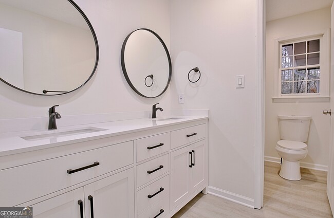 Building Photo - 716 Ebenezer Rd