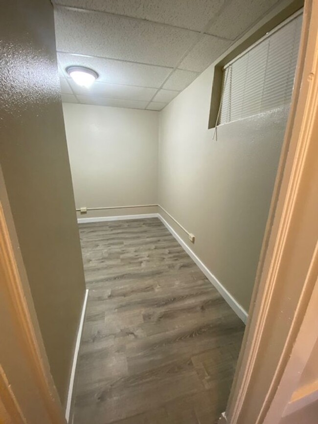 Building Photo - 1 Bedroom Apartment available