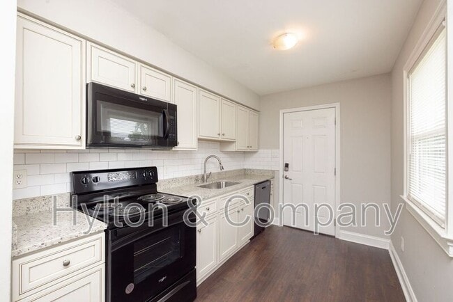 Building Photo - 220 W 31st St