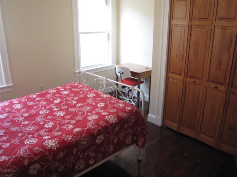 Building Photo - 6 Giles Park