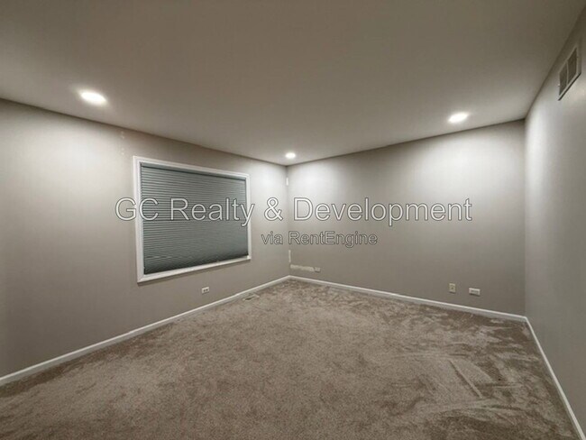 Building Photo - 882 Clarendon Ln