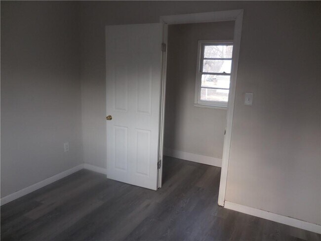 Building Photo - 14 Maurice Ln