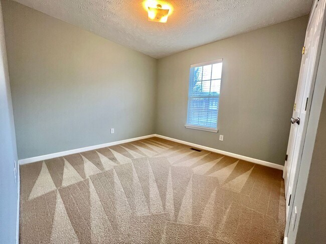 Building Photo - 3 Bedroom 2 Bathroom Home w/ Garage on One Level