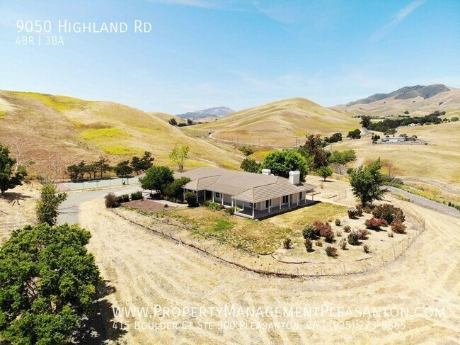 Building Photo - Unique 4 Bed / 3 Bath 3,484 Sq Ft Home off...