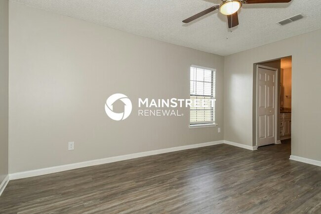 Building Photo - 3 Bedroom Pet-Friendly Home in Jacksonville, FL with Main Street Renewal