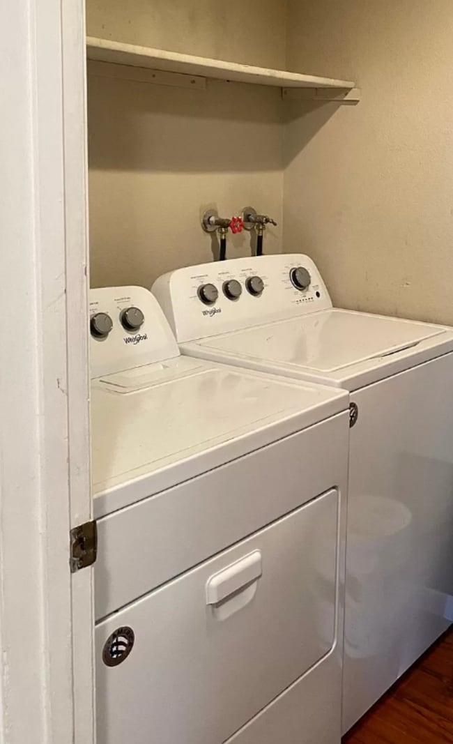 Building Photo - Spacious top floor condo with 3 sizable bedrooms & 2 baths