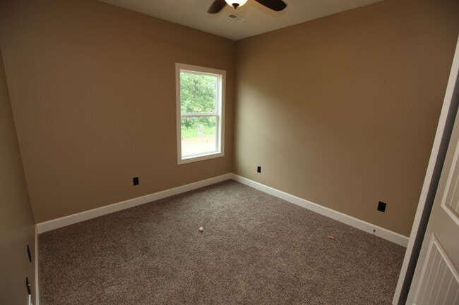 Building Photo - 3 Bedroom, 2 Bathroom Townhouse in Savannah School District