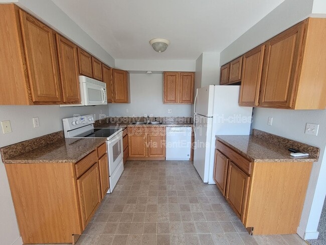 Building Photo - 3121 W Hood Ave