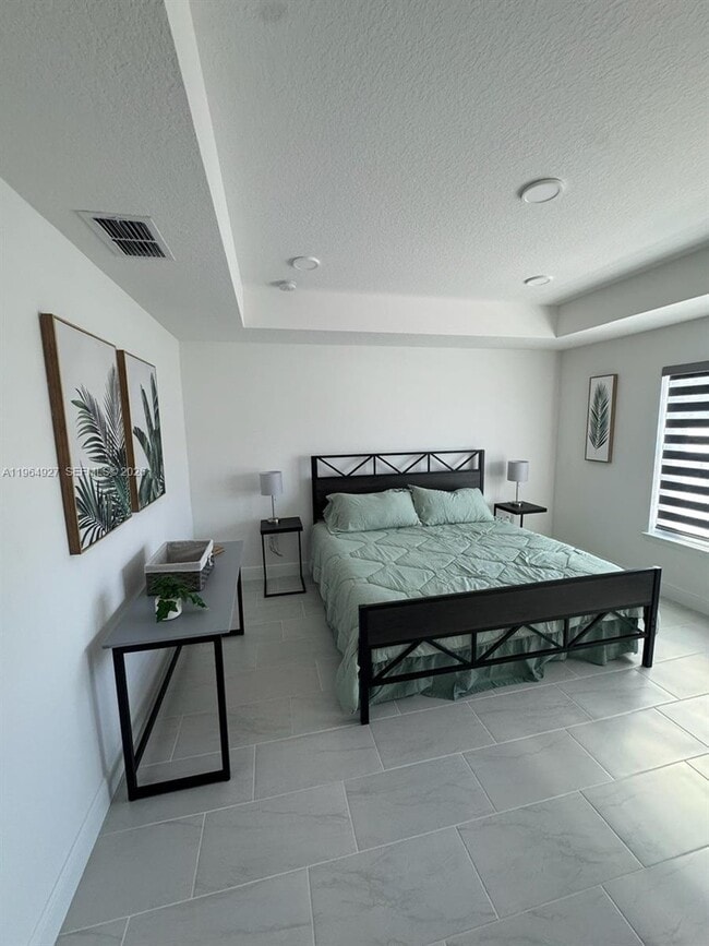 Building Photo - 649 N Lincoln St