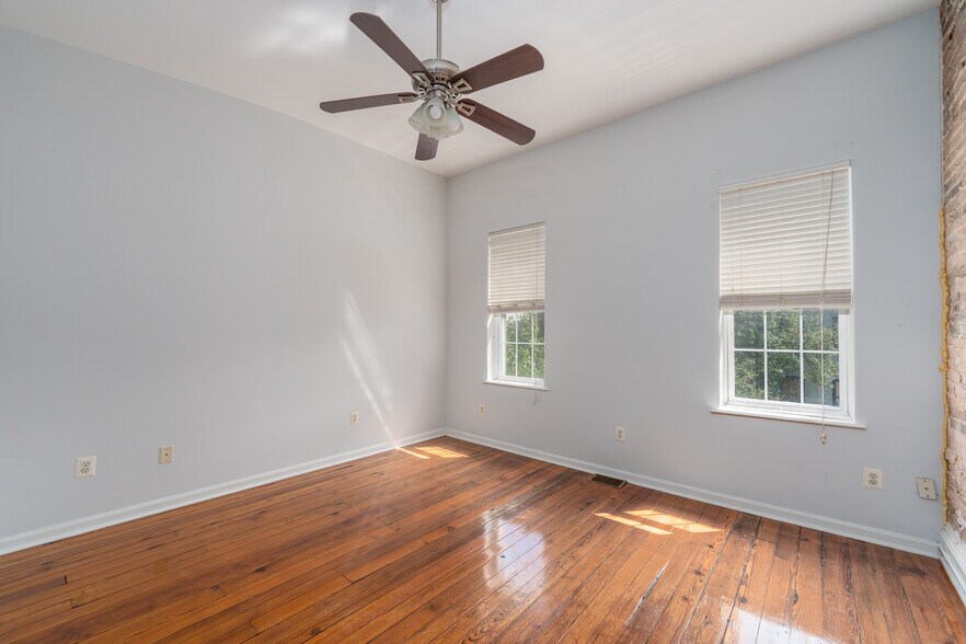Building Photo - 926 S Hanover St