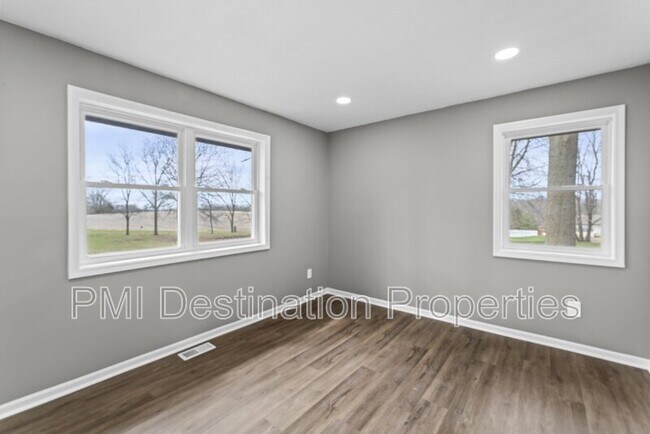Building Photo - 2081 Willow Ln