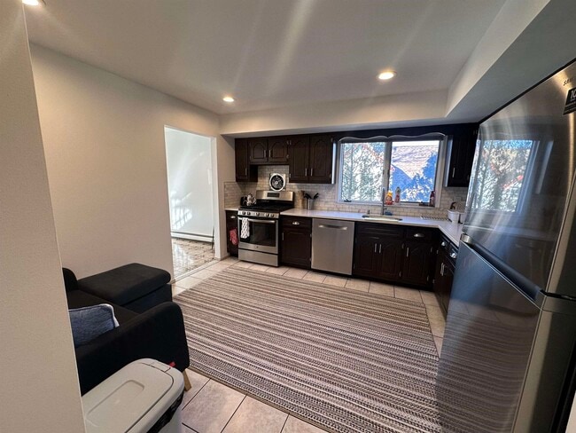 Building Photo - 531 Day Ave